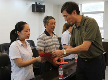 省總工會黨組書記、副主席陳震一行到順昌虹潤精密儀器有限公司慰問困難職工